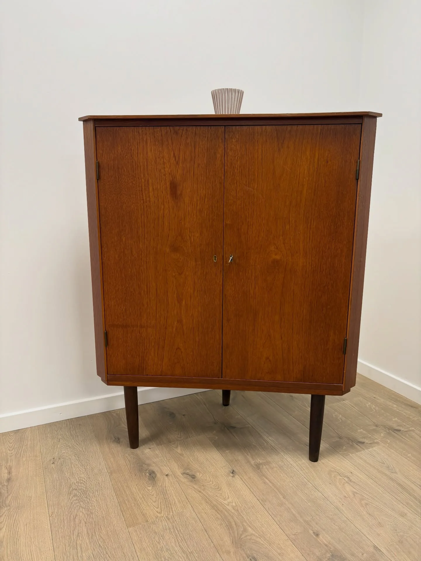 Teak hjørneskab

Enkelt design, dansk 60’erne.
Flytbare hylder, runde tilspidsede ben, fi…