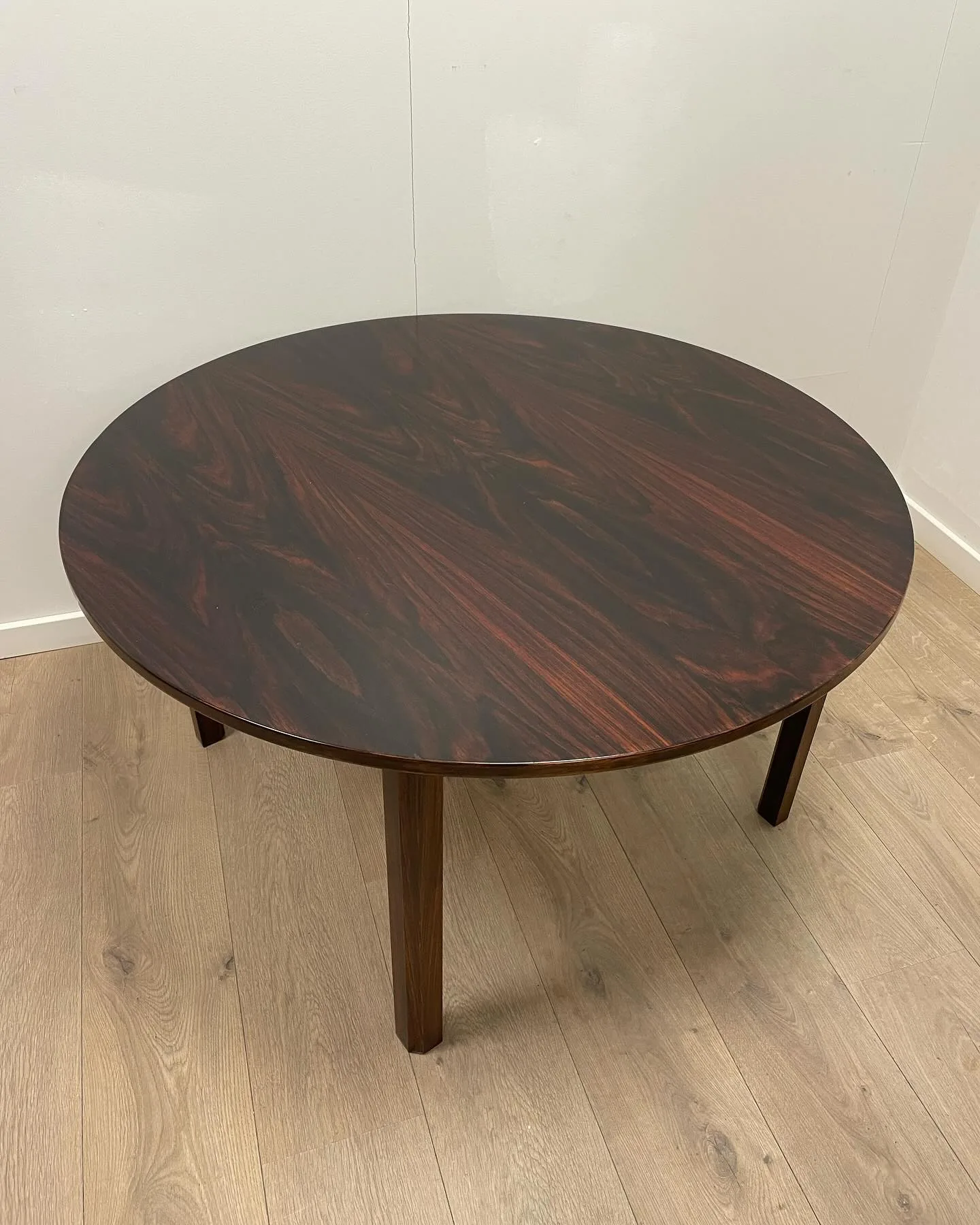 Rundt sofabord.
Palisander, 60’erne.
Ø 100 H 55 cm

kr. 1.600,-

#rundtsofabord #palisandersofabord #rosewoodcoffeetable #rosewoodfurniture #midcenturymodern #midcenturyfurniture #interiordesign #boligindretning #danishmodern #danishmidcentury #teakretro #viborg