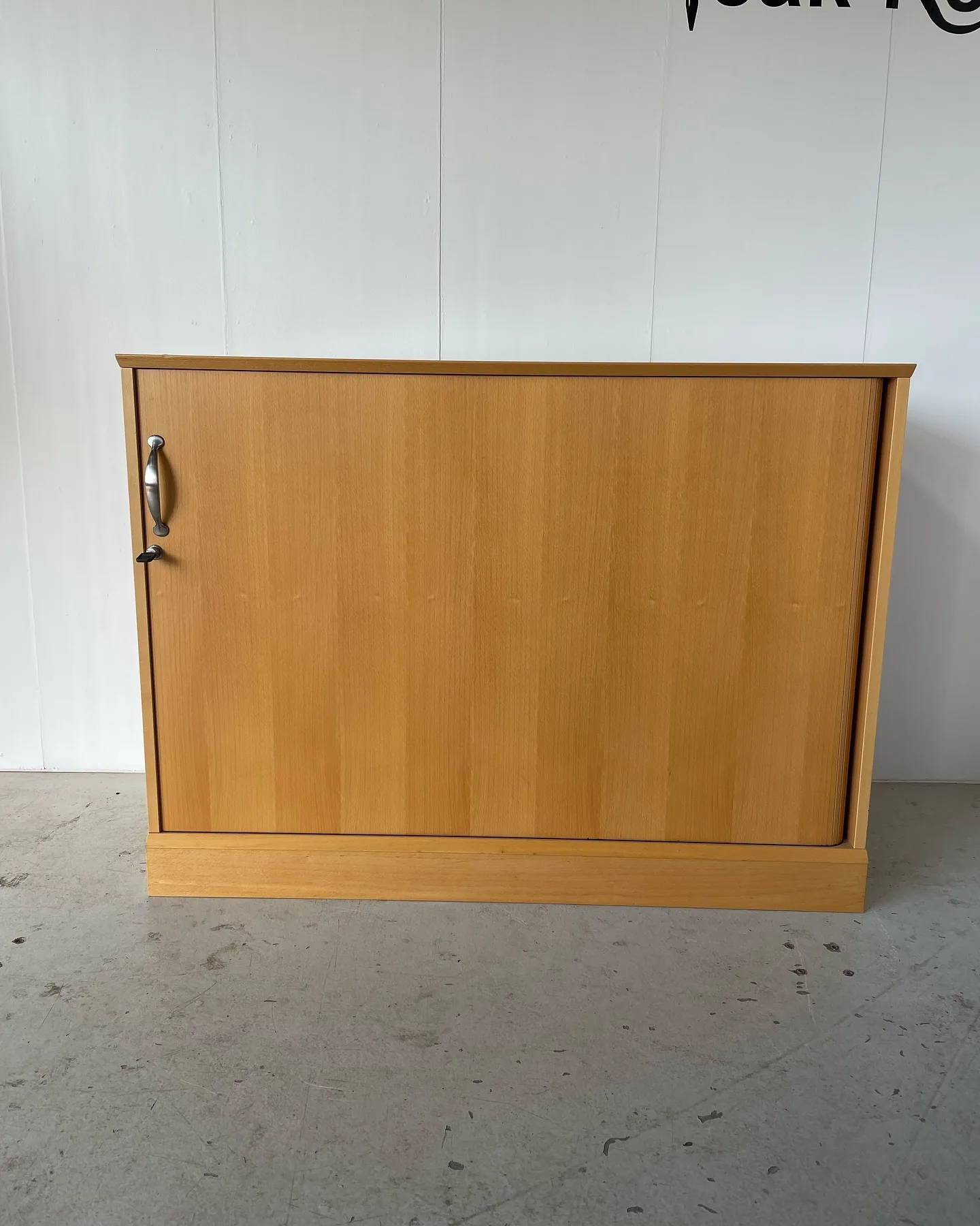 Jalousi skab.

System B8, indrettet med hylder, lås med nøgle.
Flere stk. haves.

B 120 D 45 H 89 cm

kr. 1.200,-

#jalousiskab #tambourdoor #systemb8 #danishdesign #midcenturyfurniture #danishmodern #teakretro #viborg