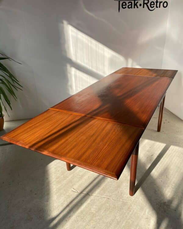 <p>Teak spisebord, velholdt stand</p>