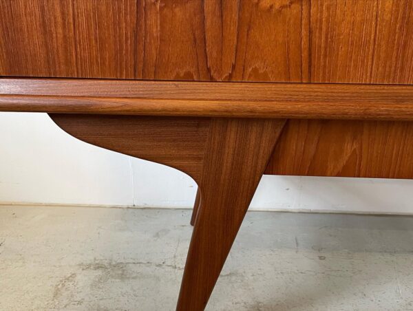 <p>Fin teak skænk, dansk 60’erne.</p>
<p>L180, H120, D46 cm</p>