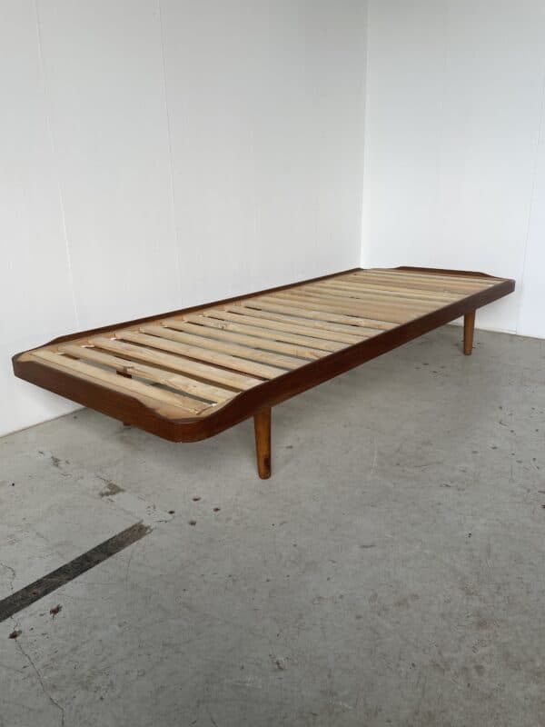 <p>Teak daybed, u/madras.</p>
<p>L 192 B 72 H 30 cm</p>