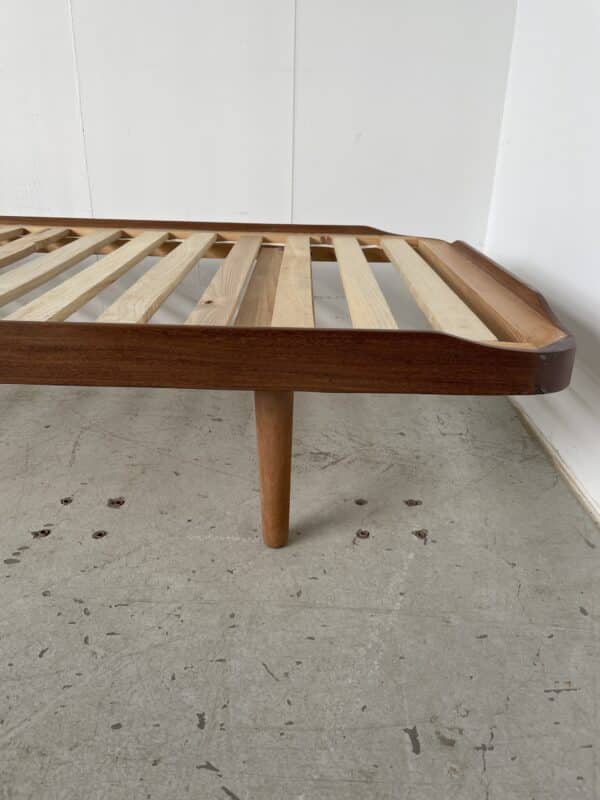 <p>Teak daybed, u/madras.</p>
<p>L 192 B 72 H 30 cm</p>