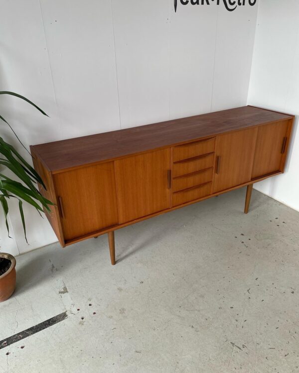 <p>Fin teak skænk, dansk 60’erne, 4 skydelåger, 4 skuffer, høje runde ben.</p>
<p>L 190 D 47 H 81 cm</p>