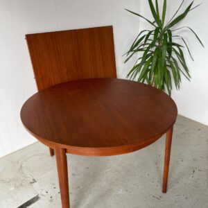 Rundt teak spisebord