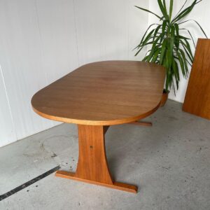 Ovalt teak spisebord