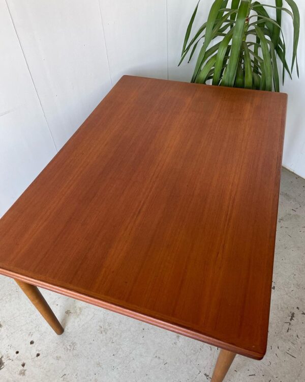 Teak spisebord