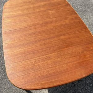 Ovalt teak spisebord