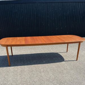 Ovalt teak spisebord